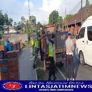 Cegah Meluasnya Wabah PMK, Koramil 0806/03 Durenan Lakukan Penyekatan Mobilitas Hewan Ternak