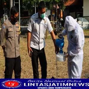 Cegah Penyebaran PMK, Polres Gresik Gelar Penyemprotan Disinfektan