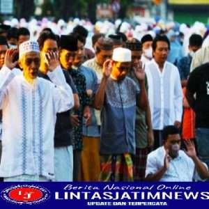 Ratusan Warga Antusias Ikuti Sholat Idul Adha di Jalan Pahlawan