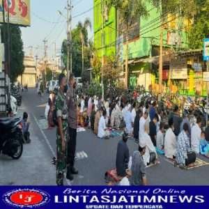 Kompak..!! Babinsa Bumi Bersama Bhabinkamtibmas Himbau Jamaah Sholat Idul Adha Patuhi Prokes