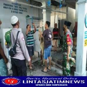 Bersama Bhabinkamtibmas, Babinsa Kepatihan Wetan Bantu Proses Penyembelihan Hewan Qurban