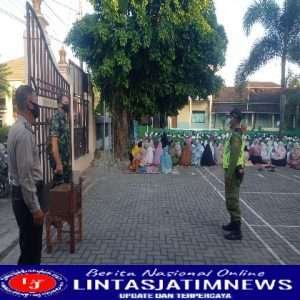 Yakinkan Sesuai Prokes, Serma Samuel Terjun Langsung Ke Lapangan Amankan Pelaksanaan Sholat Idul Adha