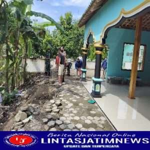 Bersama Warga, Anggota Posramil Karanganyar Kerja Bakti Bersihkan Masjid