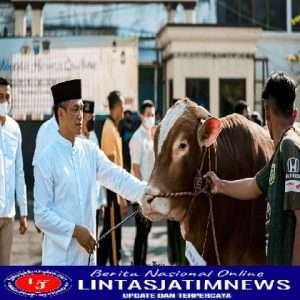Gelar Sholat Ied, Kapolrestabes Surabaya Serahkan Hewan Qurban Kepada Perwakilan Elemen Masyarakat