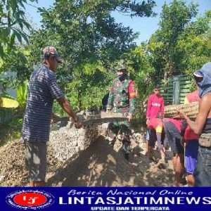 Babinsa Koramil Karangjati Manunggal Bersama Masyarakat Dalam Karya Bakti