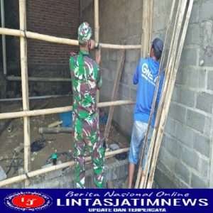 Ringankan Beban Warga, Babinsa Bantu Bangun Rumah Dengan Gotong royong