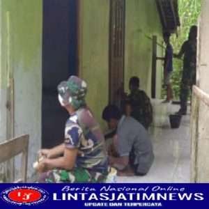 Wujud Jiwa Sosial Koramil 0801/08 Tulakan Bantu Perbaiki Rumah Warga