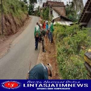 Ciptakan Lingkungan Sehat, Babinsa Koramil 0801/07 Ngadirojo Bantu Warga Bersihkan Parit