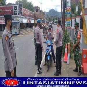 Babinsa Koramil 0801/03 Arjosari Bantu Anggota Polsek Atur Lalu Lintas