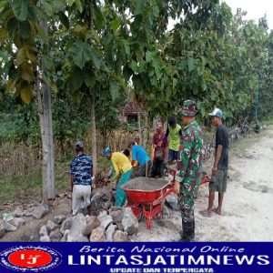 Bersama Warga, Koptu Hadi Gotong-Royong Bangun Talud