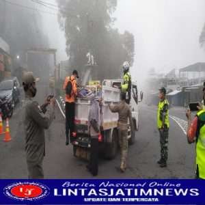 Bersama Pemkab Tangani PMK, Polres Magetan Lakukan Pemeriksaan Kendaraan Hewan Ternak di Perbatasan Antar Kota dan Propinsi