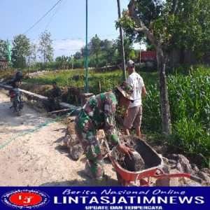 Bersama Warga Binaan,Serka Sugianto Gotong-royong Bangun Talud Jalan