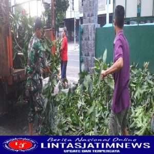 Wujud Kebersamaan Koramil 03/Serengan  dan warga dalam  Pembersihan Pangkalan