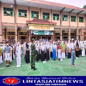 Bantu Bentuk karakter Siswa, Danramil 03/Serengan Beri Materi Wasbang ke Siswa Baru SMAN 7 Surakarta