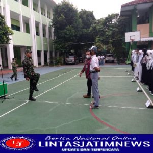 Babinsa Tipes Gembleng PBB MOS Siswa/Siswi SMAN 7 Surakarta