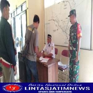 Babinsa Koramil 06/Batuwarno Dampingi Warga Terima BLT DD