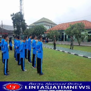 Danramil 02/Banjarsari Berikan Wasbang Dan MOS Terhadap Siswa Dan Siswi SMIK IT Surakarta