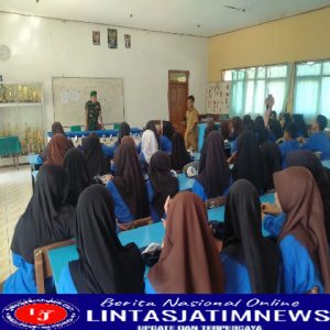 Anggota Posramil Pitu Berikan Wawasan Kebangsaan Kepada Siswa SMPN 1 Pitu