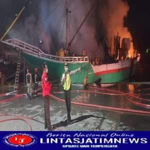 Polres Tanjung Perak Amankan TKP Kebakaran Dua  Kapal di Pelabuhan Kalimas Surabaya