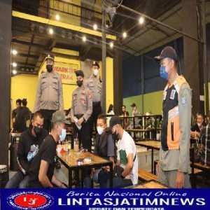 Kendalikan Kamtibmas dan Cegah Penyebaran Covid -19 Polres Tanjung Perak  Patroli Pamor Keris