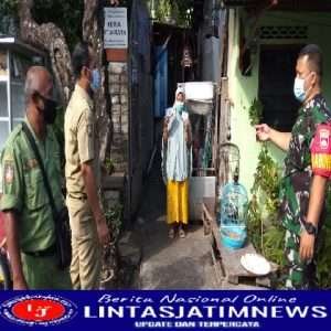 Babinsa kemlayan Dampingi Puskesmas Berikan obat ke warga yang terpapar covid 19