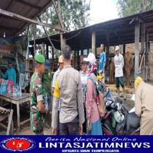 Antisipasi Penyebaran PMK, Babinsa Koramil Mantingan Dampingi Mantri Hewan Vaksinasi Hewan Ternak