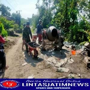 Ciptakan Rasa Kebersamaan, Babinsa Dampit Lakukan Kerja Bakti Bersama Warganya