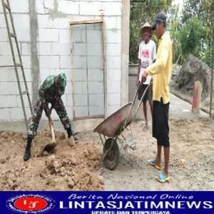 Babinsa Dukuh Bersama Masyarakat Gotong Royong Timbun Akses Jalan Berlubang