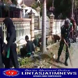 Jaga Kebersihan, Anggota Koramil Paron Bersama Warga Gotong -Royong Bersihkan Lingkungan