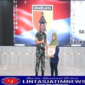 Terima Hadiah, Dandim 0802/Ponorogo Dampingi Wartawan Pemenang Lomba Karya Jurnalistik TMMD ke 113 Tahun 2022