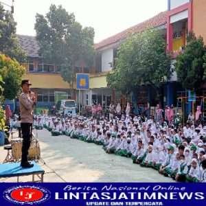 Bijaklah Menggunakan Handphone pesan Kasat Binmas Polres Gresik Kepada Pelajar