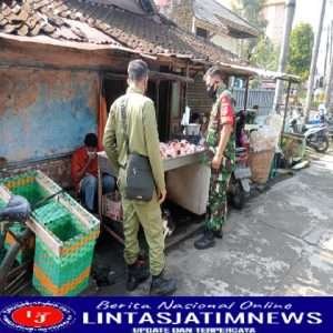 Tertipkan Prokes Babinsa Kelurahan Banjarsari Sambangi Pasar Joglo