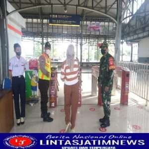 Sertu Murdianto Berikan Himbauan Prokes Kepada Penumpang di Stasiun Purwosari