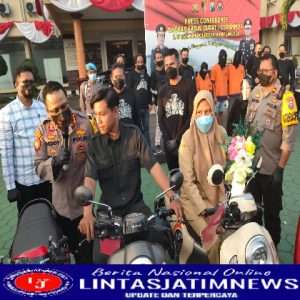 Berhasil Menangkap Sindikat Curanmor, Polresta Banyuwangi Serahkan Sitaan Puluhan Motor kepada Pemiliknya