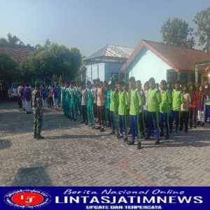 Babinsa posramil 0805/17 Karanganyar Latih PBB dan Karakter Siswa Siswi SMKN 1 Karanganyar