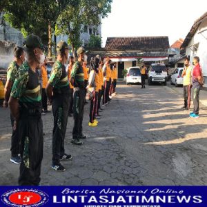 Hindarkan Diri Dari Covid-19, Danramil 04/Jebres Gelar Olahraga Bersama TNI-POLRI