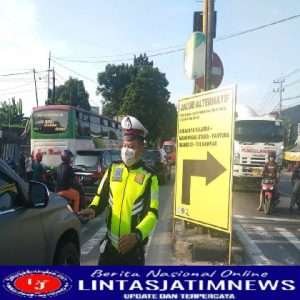Jalan Lintas Kabupaten Diperbaiki Polres Lamongan Siapkan Jalur Alternatif
