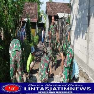 Bangkitkan Semangat Gotong-Royong, Anggota Koramil Ngawi Kota Bantu Warga Pasang Paving