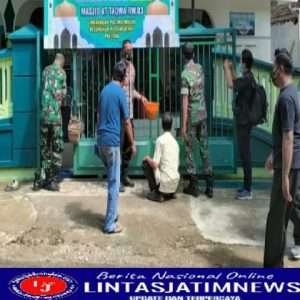 Babinsa Koramil 0801/01 Pacitan Bersama Warga Binaan Kerja Bakti Pembersihan Masjid