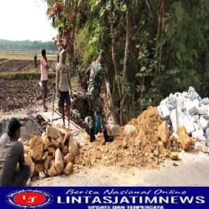 Dukung Pembangunan Infrastruktur di Wilayah, Babinsa Dukuh Bantu Buat Talud Jalan