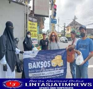 Jum’at Berkah, AR Learning Center Gelar Baksos Salurkan Paket Bingkisan
