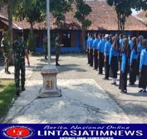 Jelang HUT RI, Babinsa Kemusu Latih Paskibra