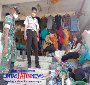 Cegah Timbulnya Klaster Baru di Pasar Tradisional Babinsa Nusukan Laksanakan Pengawasan PPKM