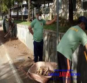 Ciptakan Keindahan, Babinsa Koramil 0801/01 Pacitan Bersama Anggota Linmas Bersihkan Jalan