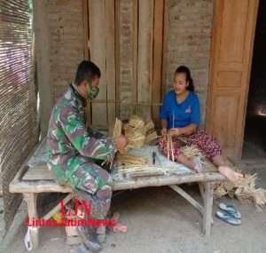 Babinsa Sambi Puji Keuletan Pengrajin Besek