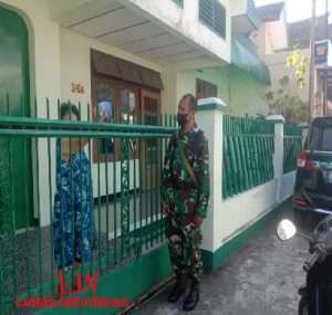 Babinsa Serengan Distribusikan Obat Paket 1 ke warga yang terpapar covid 19