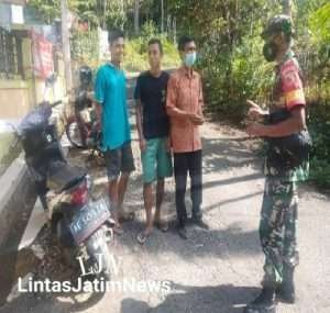 Pelihara Hubungan Baik, Babinsa Koramil 0801/12 Pringkuku Lakukan Komsos Dengan Warga