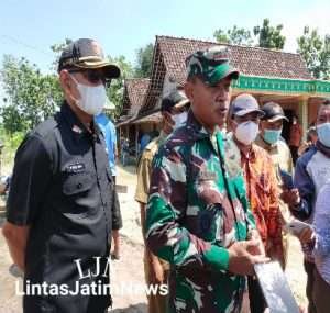 Dansatgas TMMD Dampingi Kolonel Inf Taufik Staf Ahli Sosbud Dam V/Brw, Tinjau Sasaran TMMD di Gunungsari