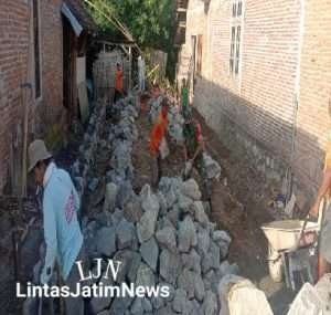 Bangun Keakraban, Babinsa Bantu Pembuatan Pondasi Rumah Milik Warga Binaan