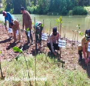 Melalui Penanaman Mangrove, Polres Tulungagung ikut Peringati Hari Mangrove Sedunia